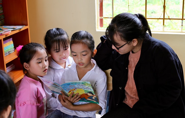 捐资翻新和建造农村地区的校舍，并与学生一起阅读绘本