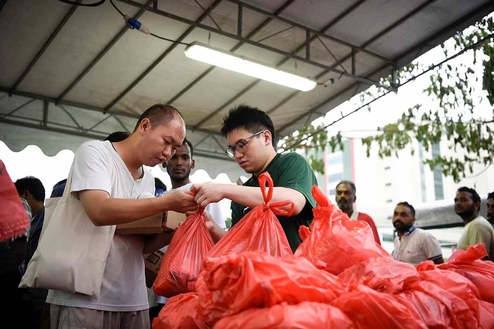 Volunteer handing out food